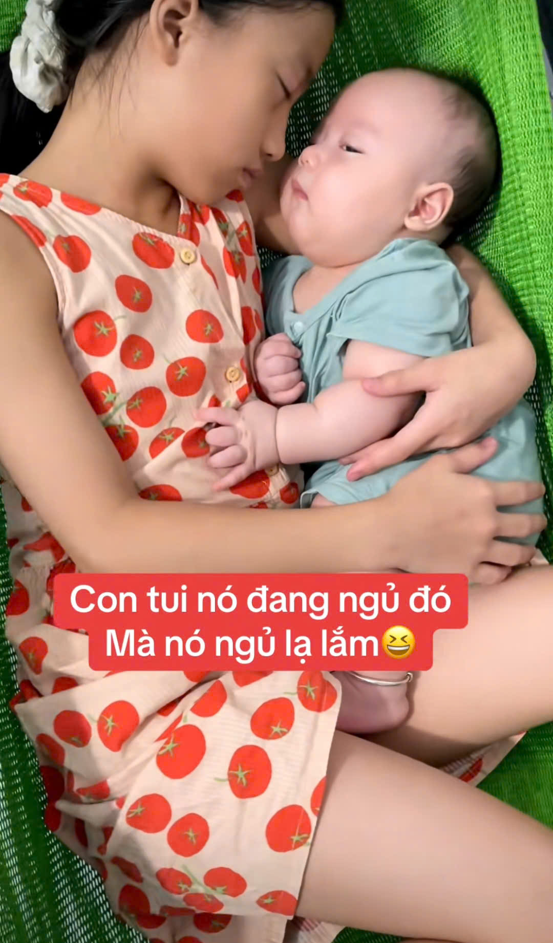 Khối nghỉ hè này lạ lắm: Nhìn cảnh vừa cưng vừa thương này sẽ hiểu vì sao các cụ nói 