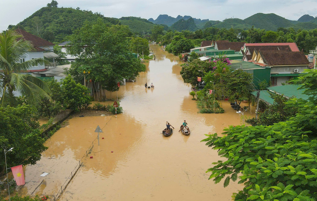 Lũ trên sông Lam dâng cao, quốc lộ hóa sông, người dân chèo thuyền sơ tán tài sản- Ảnh 4.