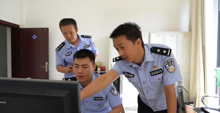 Được cảnh sát cảnh báo lừa đảo, người phụ nữ khẳng định “Tôi chấp nhận bị lừa”: Hôm sau tài khoản bị trừ 1 tỷ đồng- Ảnh 1. Được cảnh sát cảnh báo lừa đảo, người phụ nữ khẳng định “Tôi chấp nhận bị lừa”: Hôm sau tài khoản bị trừ 1 tỷ đồng- Ảnh 1.