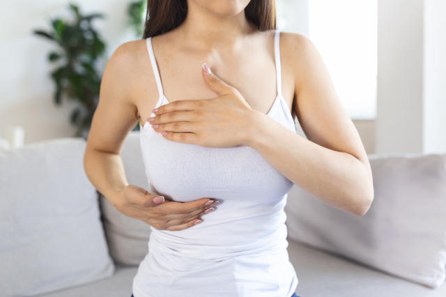 Bất kể nam hay nữ, có 6 bất thường này đều cần tầm soát ung thư vú gấp!- Ảnh 2.