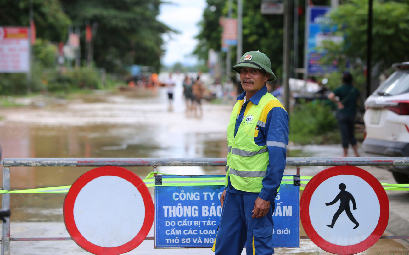 Lũ trên sông Lam dâng cao, quốc lộ hóa sông, người dân chèo thuyền sơ tán tài sản- Ảnh 12.