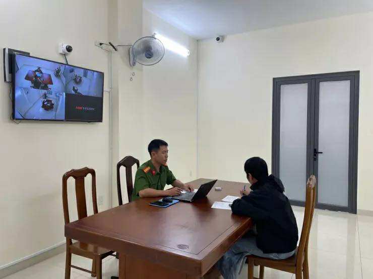 Lê Thị Thu Hòa lên tiếng sau khi được “minh oan”, hiện bán cà phê dạo nuôi con, ra đường phải bịt kín mặt- Ảnh 2.