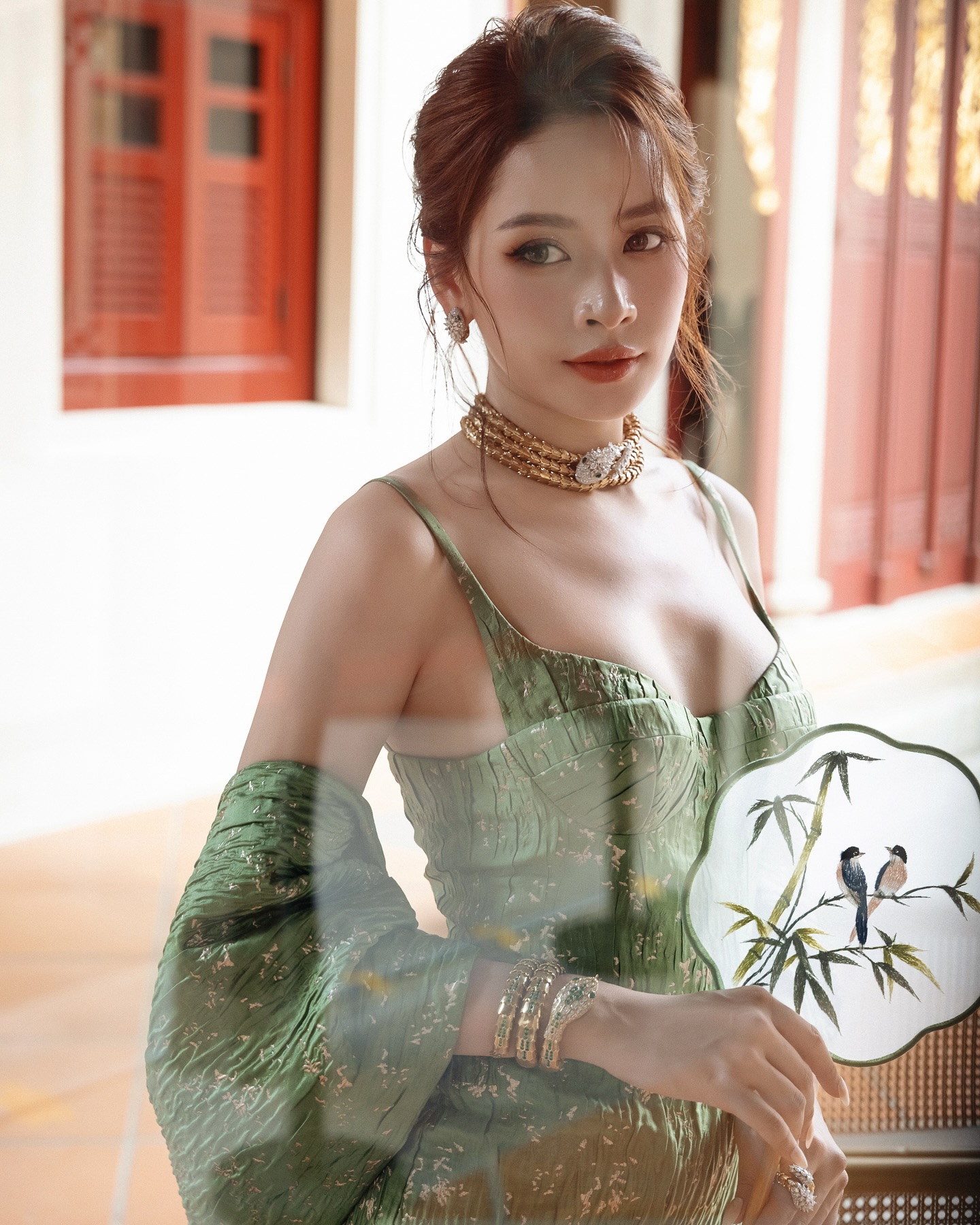 Chi Pu diện váy khoe vòng 1 lấp ló giữa dàn sao quốc tế, visual sáng bừng nhưng qua cam thường ra sao?- Ảnh 2.