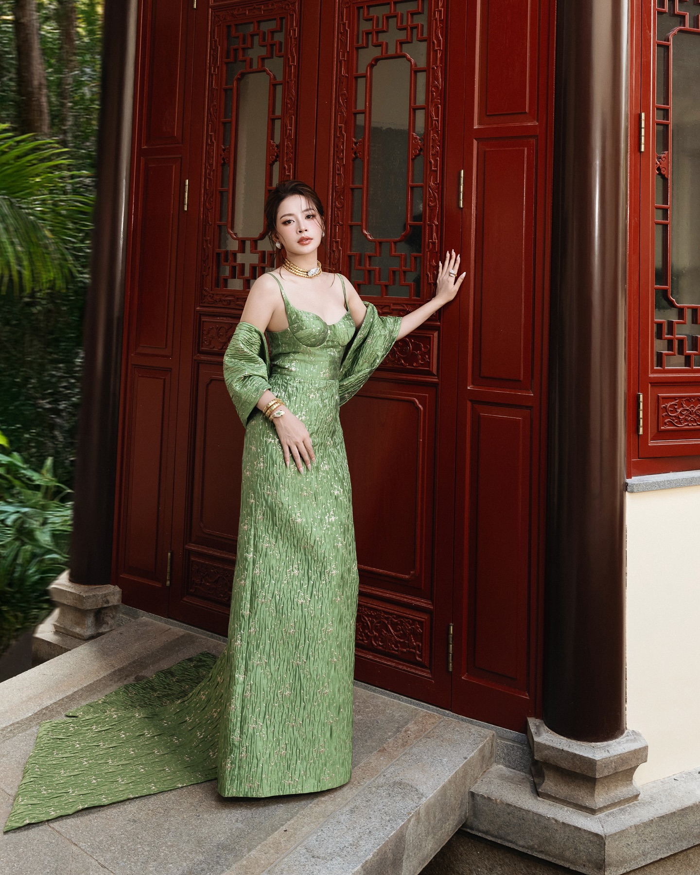 Chi Pu diện váy khoe vòng 1 lấp ló giữa dàn sao quốc tế, visual sáng bừng nhưng qua cam thường ra sao?- Ảnh 1.