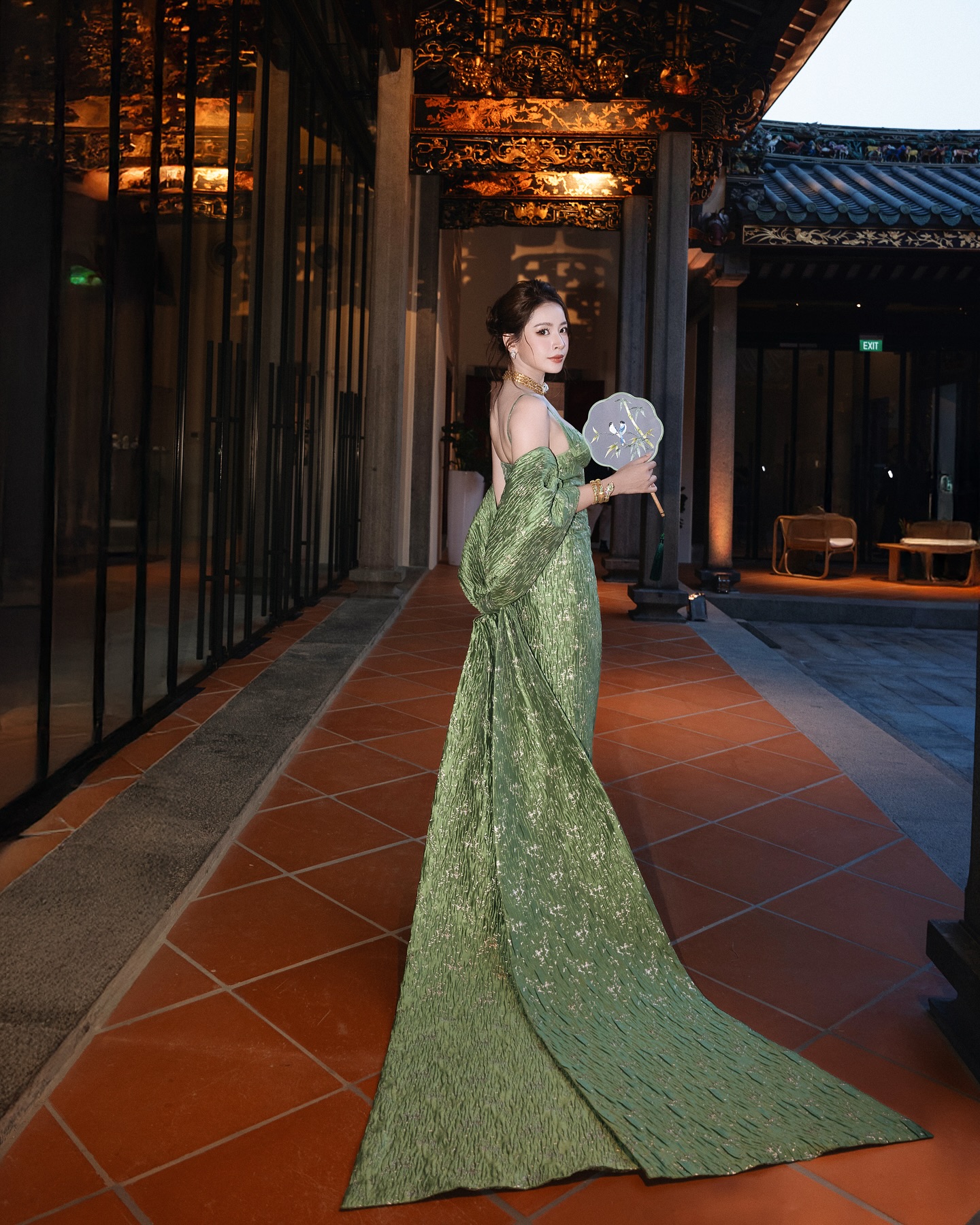 Chi Pu diện váy khoe vòng 1 lấp ló giữa dàn sao quốc tế, visual sáng bừng nhưng qua cam thường ra sao?- Ảnh 4.