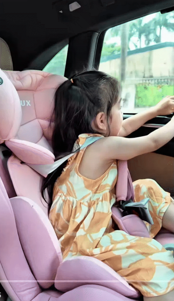 Chiếc ghế "đặc biệt" của Pam và Bún được dân tình hỏi tới tấp: Giá vài triệu nhưng một khi đầu tư là bố mẹ yên tâm tuyệt đối- Ảnh 1.