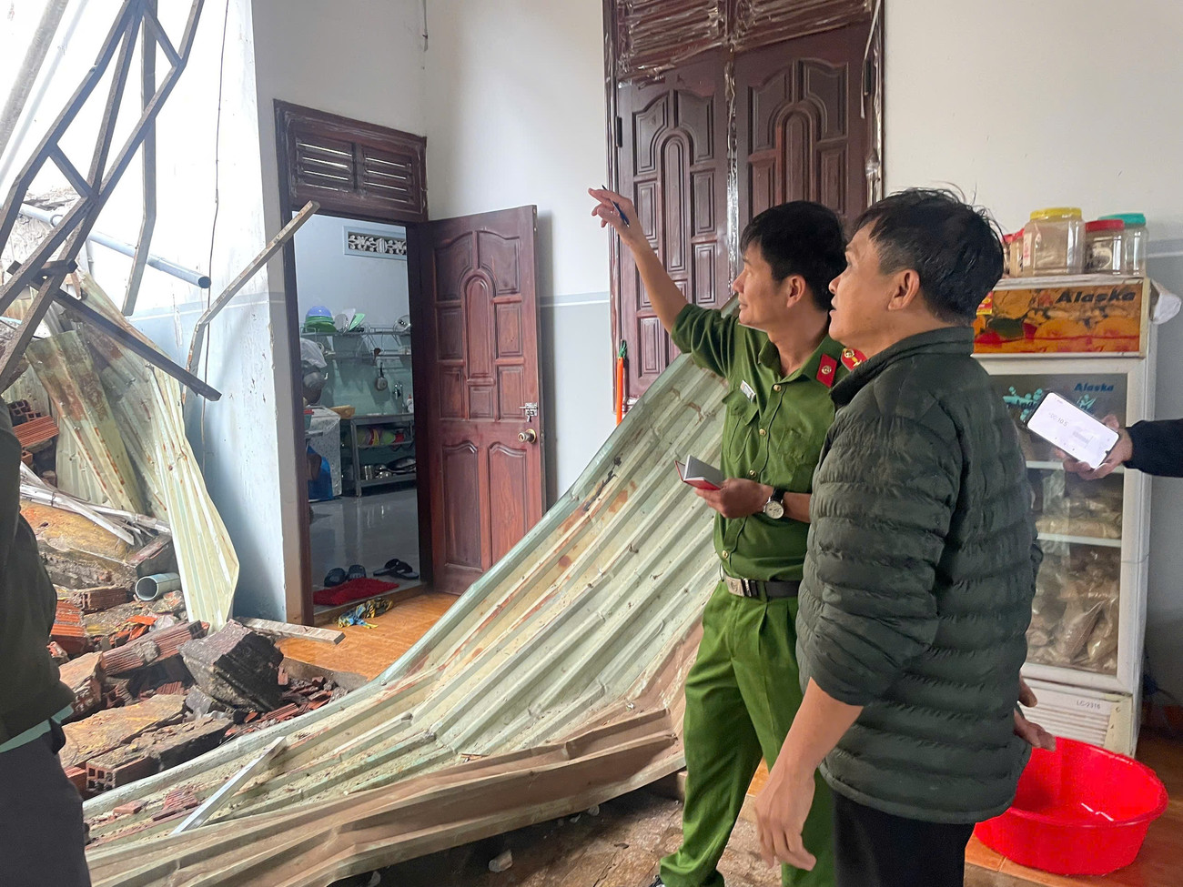 Ba ông cháu suýt chết vì tường của bến xe Đức Long Gia Lai đổ sập- Ảnh 2.