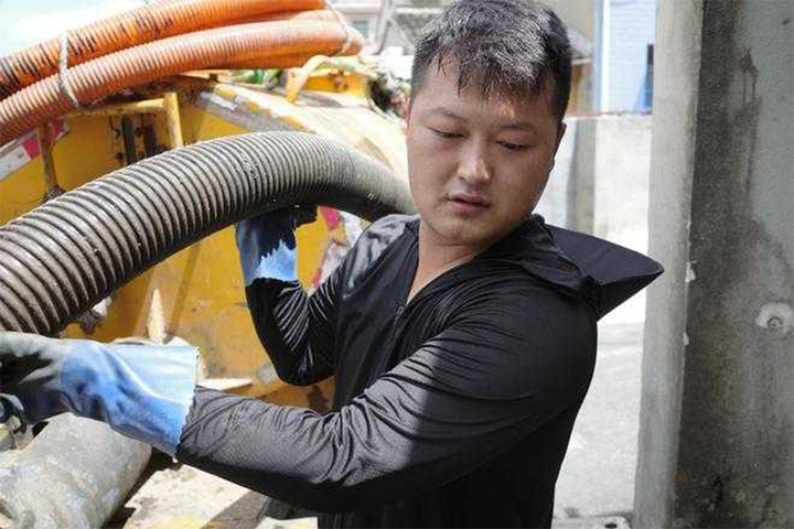 Tưởng ế vì nghề dọn phân, không ngờ có người đẹp vượt 700km đến kết đôi- Ảnh 1.