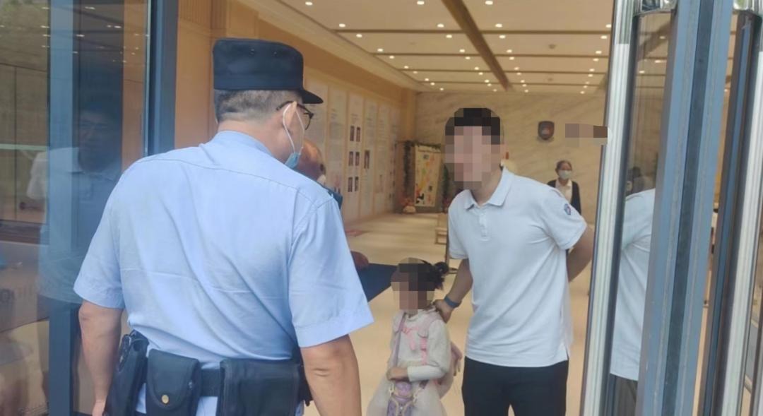 Ông nội lần đầu đưa cháu gái đi học, chỉ ít phút sau trường mầm non phải báo cảnh sát- Ảnh 1.
