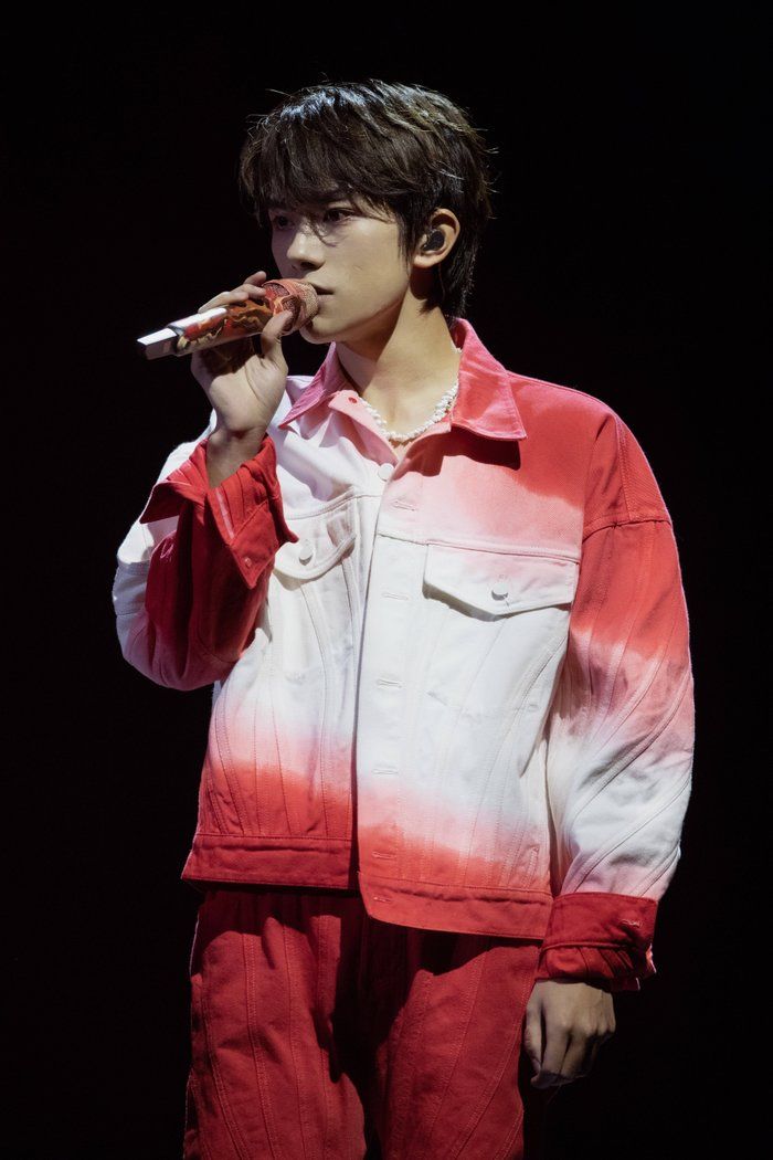Đẳng cấp sao hạng A: 3 triệu người xâu xé mua vé concert, 5 năm vẫn nhớ lời hẹn ước cảm động- Ảnh 8. Đẳng cấp sao hạng A: 3 triệu người xâu xé mua vé concert, 5 năm vẫn nhớ lời hẹn ước cảm động- Ảnh 8.