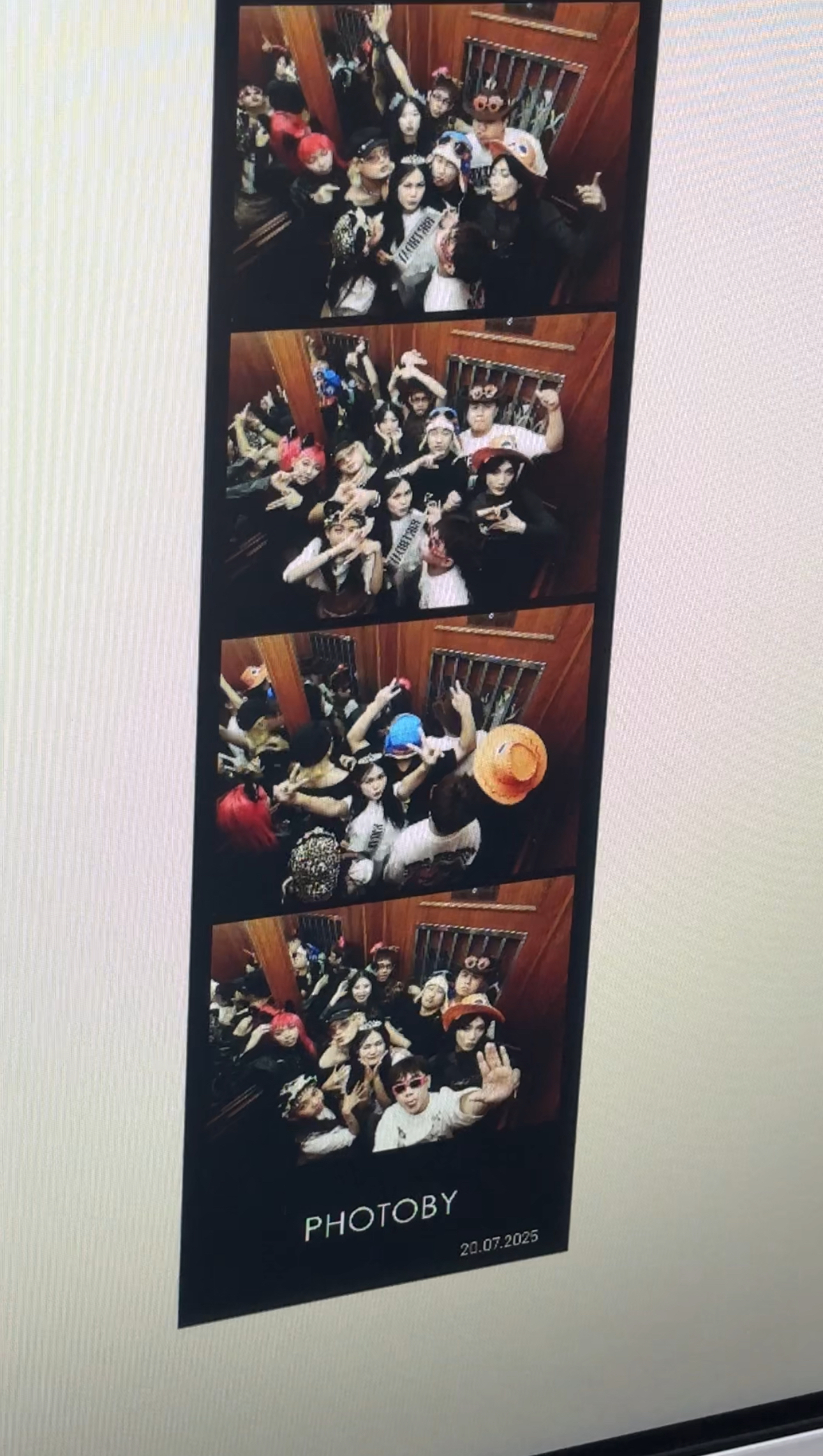 Cơn sốt photobooth quay trở lại và càn quét khắp nơi: Có nơi 150k/ảnh, xếp hàng đợi 8 tiếng vẫn khiến giới trẻ phát cuồng- Ảnh 17.