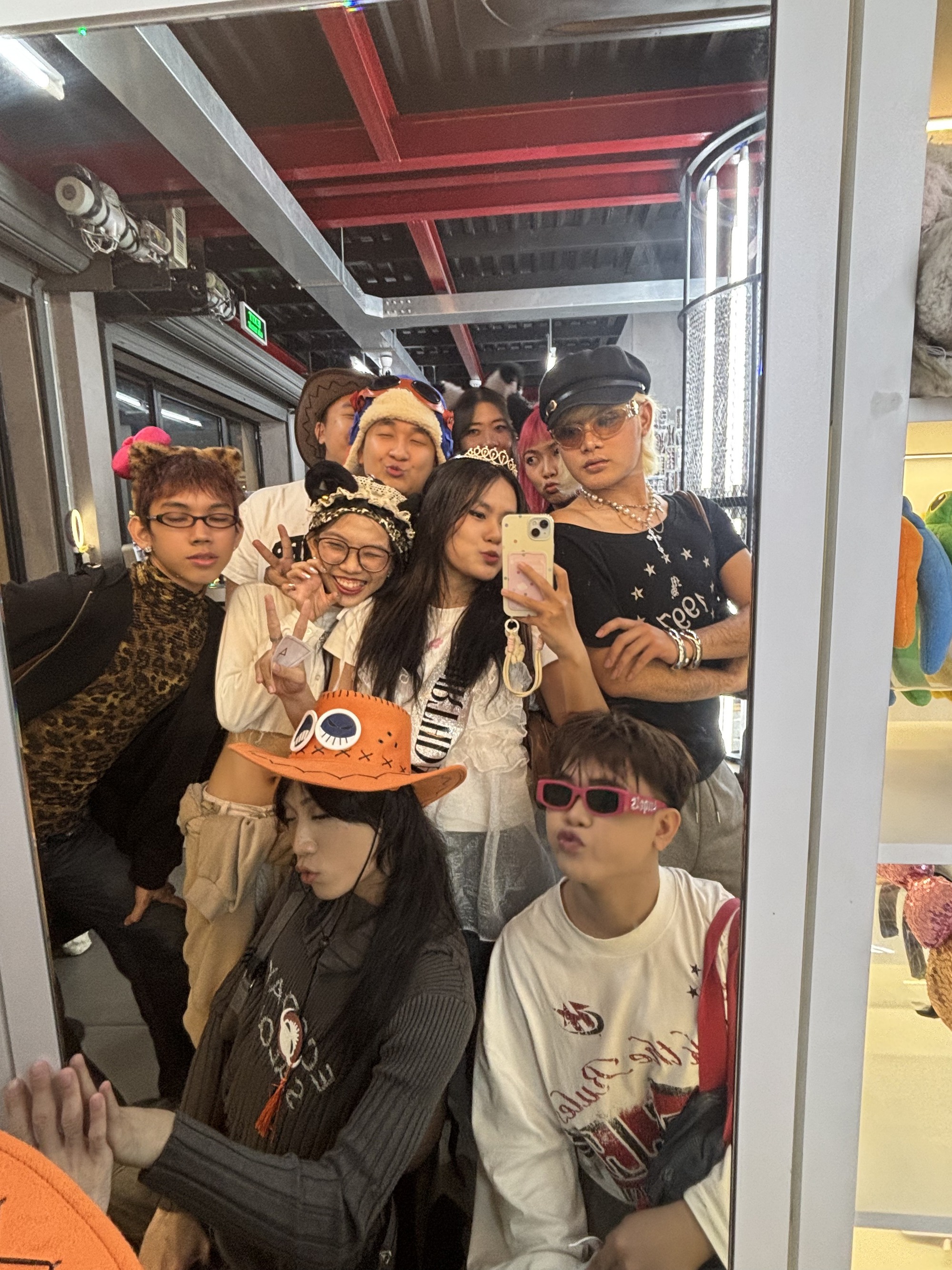 Cơn sốt photobooth quay trở lại và càn quét khắp nơi: Có nơi 150k/ảnh, xếp hàng đợi 8 tiếng vẫn khiến giới trẻ phát cuồng- Ảnh 4.
