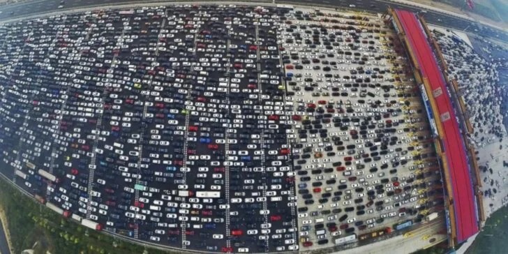 Vụ tắc đường lâu nhất thế giới: 12 ngày mắc kẹt, kéo dài 100 km, hình thành cả "nền kinh tế chợ đen" giữa đường!- Ảnh 2.