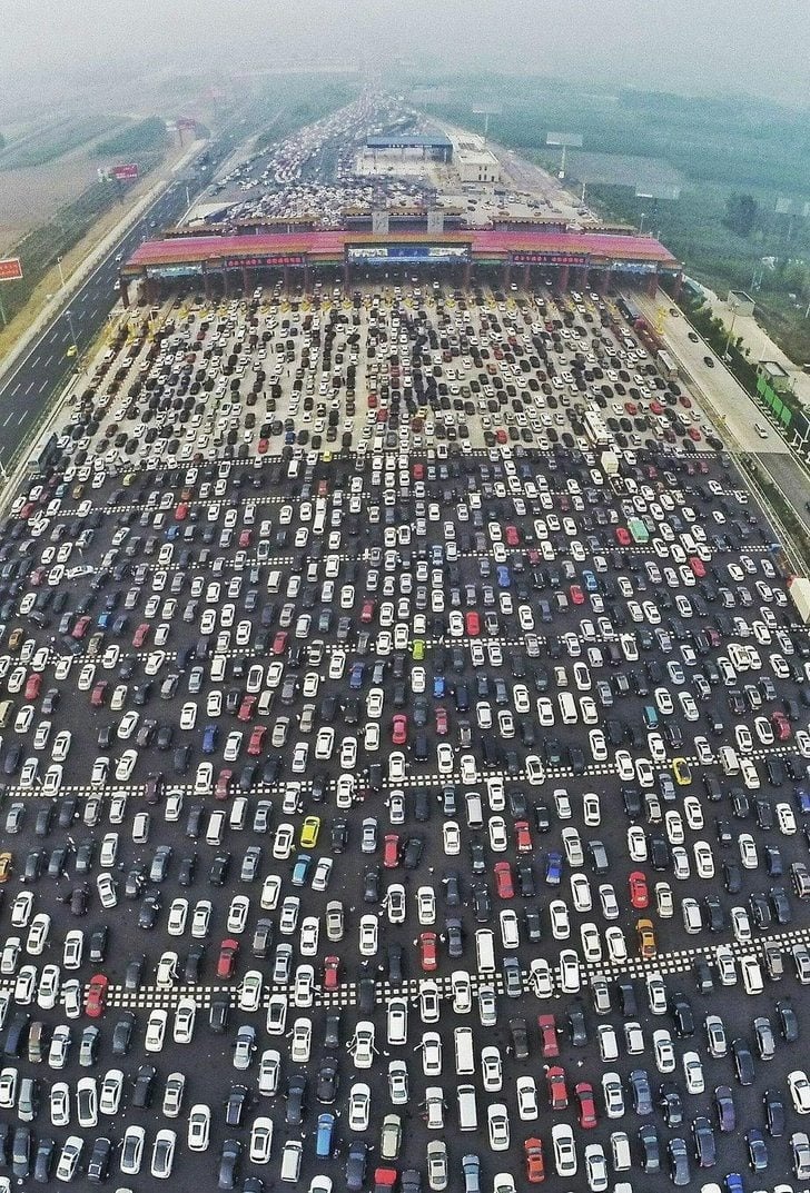 Vụ tắc đường lâu nhất thế giới: 12 ngày mắc kẹt, kéo dài 100 km, hình thành cả "nền kinh tế chợ đen" giữa đường!- Ảnh 3.