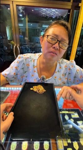 Người phụ nữ khiếm thính mang vàng đi bán, câu chuyện phía sau khiến ai nấy xót xa- Ảnh 1.
