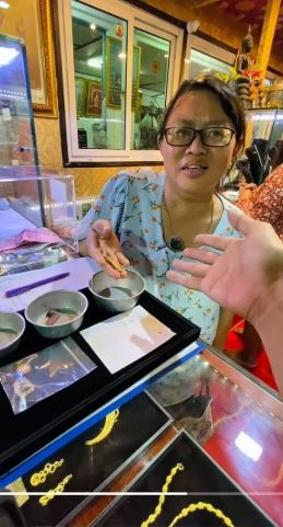 Người phụ nữ khiếm thính mang vàng đi bán, câu chuyện phía sau khiến ai nấy xót xa- Ảnh 2.