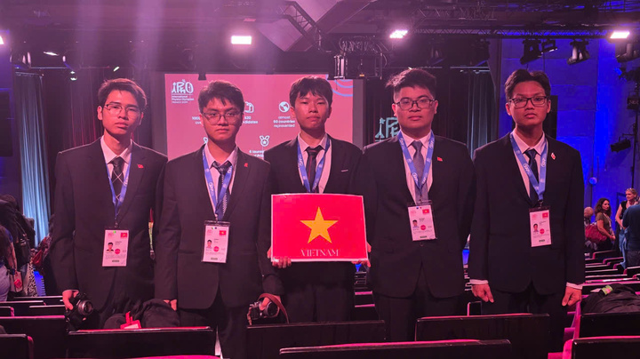 Giành 5 huy chương, tuyển Việt Nam lọt top 10 Olympic Vật lý quốc tế 2025- Ảnh 1.