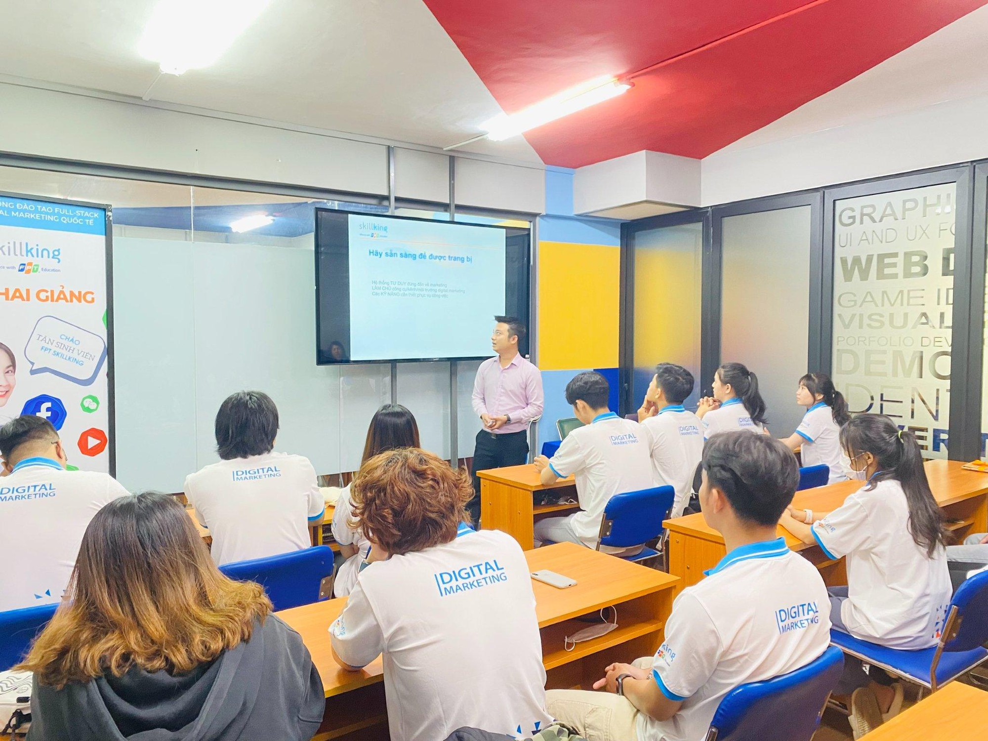 Gen Z học Digital Marketing: Hành trang nào vững vàng trong thời đại AI?- Ảnh 1.