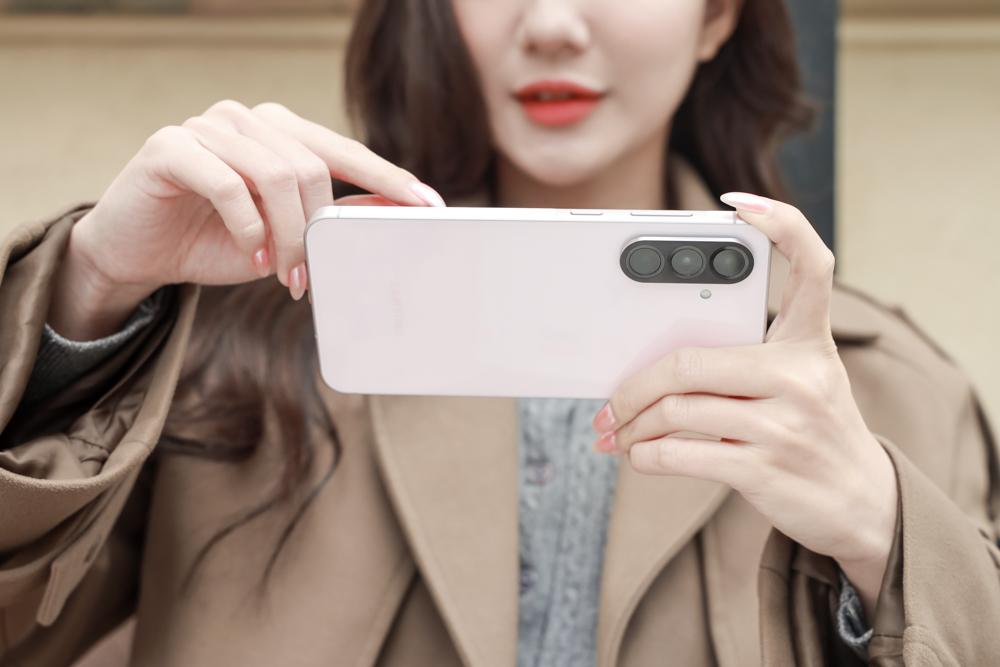 Sống tràn cảm hứng, ghi điểm thần thái cùng Galaxy A56 5G Hồng trẻ trung- Ảnh 1.