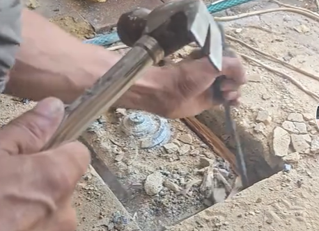 Phát hiện két sắt bí ẩn dưới sàn nhà vợ chồng trẻ "sốc nặng" khi nhìn thấy thứ bên trong- Ảnh 1.