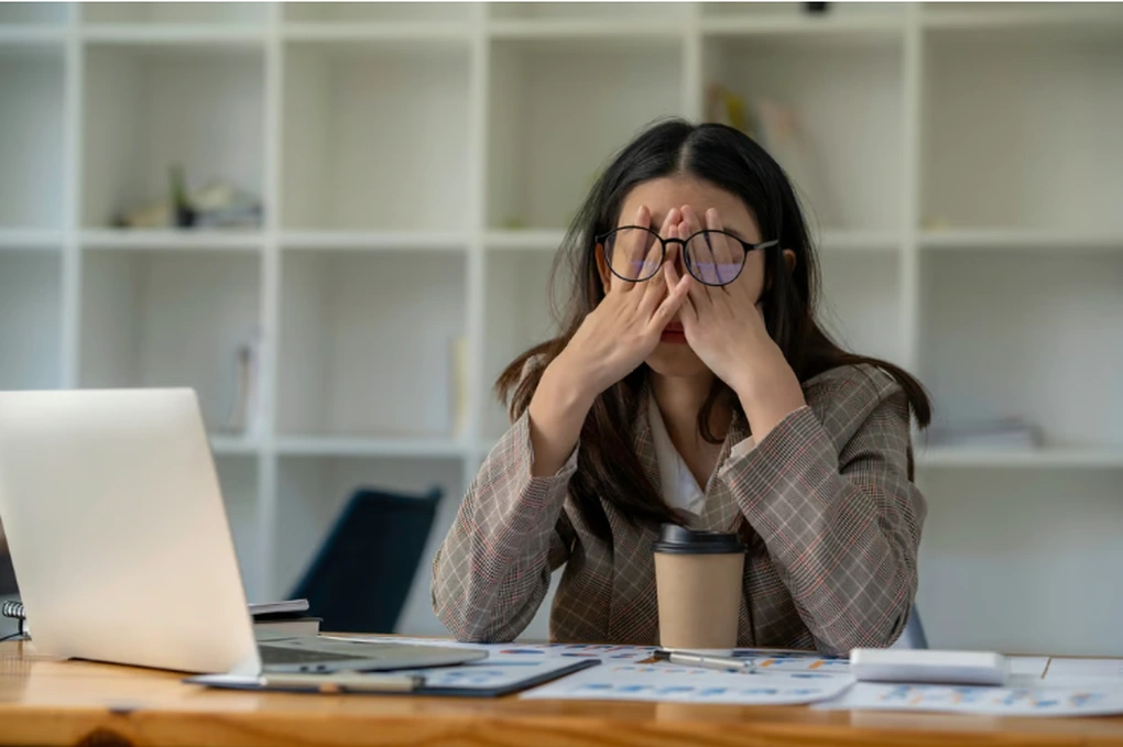 Bị sếp phê bình, người thường chỉ xin lỗi hay đáp “em hiểu rồi”, người EQ cao khéo léo lấy lại thiện cảm từ lãnh đạo bằng 8 câu này- Ảnh 1.
