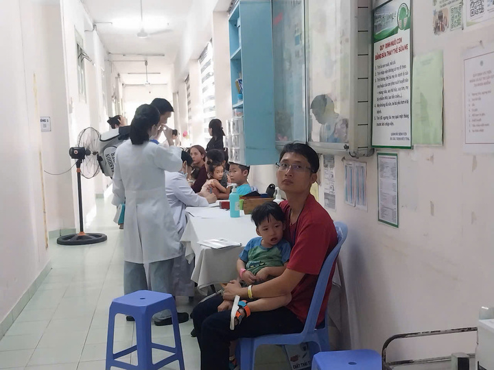 Ca sốt xuất huyết nặng tăng mạnh, bệnh viện TP.HCM kê thêm giường- Ảnh 1.