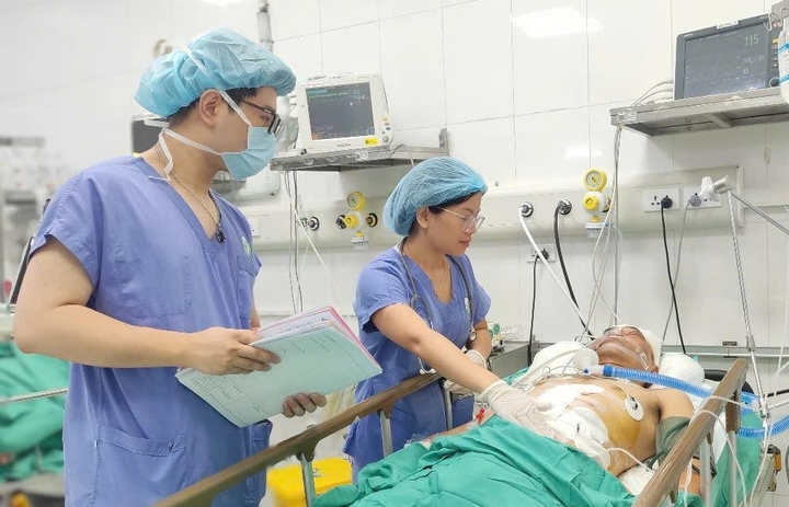 Phẫu thuật cứu người đàn ông nguy kịch vụ xe bán tải tông loạt xe máy ở Hà Nội- Ảnh 1.