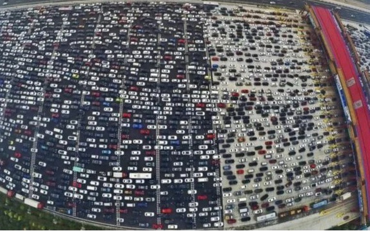 Vụ tắc đường lâu nhất thế giới: 12 ngày mắc kẹt, kéo dài 100 km, hình thành cả "nền kinh tế chợ đen" giữa đường!- Ảnh 1.