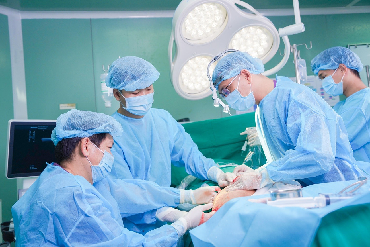 Cằm của nam Việt kiều 'phát sáng' khiến ê kíp phẫu thuật tá hỏa- Ảnh 2.