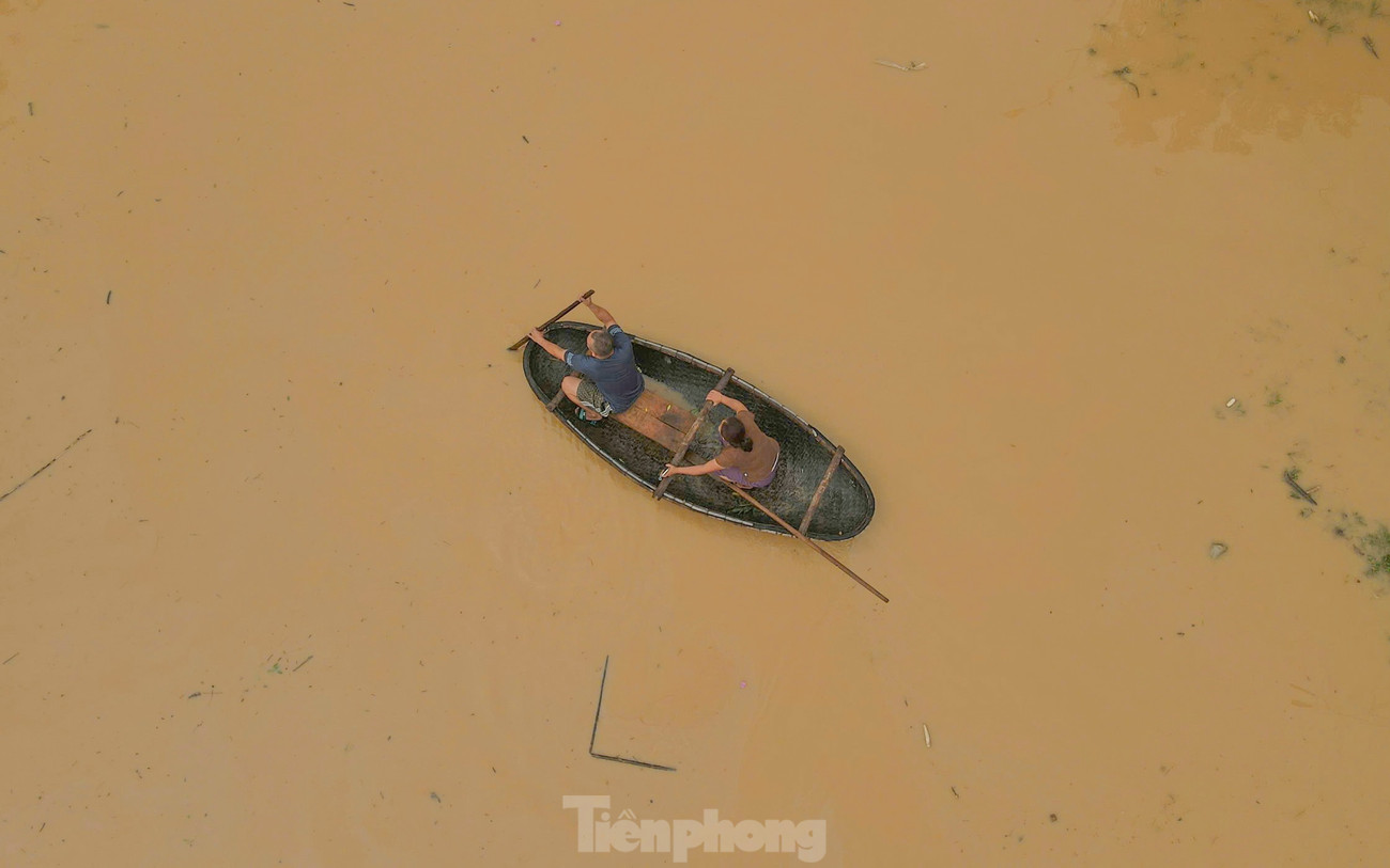 Lũ trên sông Lam dâng cao, quốc lộ hóa sông, người dân chèo thuyền sơ tán tài sản- Ảnh 6.
