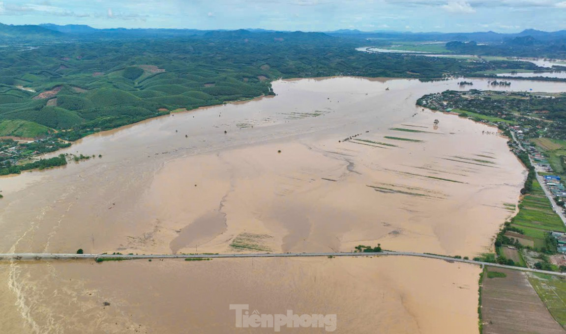 Lũ trên sông Lam dâng cao, quốc lộ hóa sông, người dân chèo thuyền sơ tán tài sản- Ảnh 1.