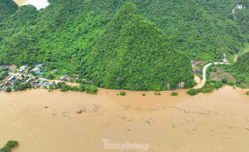 Lũ trên sông Lam dâng cao, quốc lộ hóa sông, người dân chèo thuyền sơ tán tài sản- Ảnh 11.