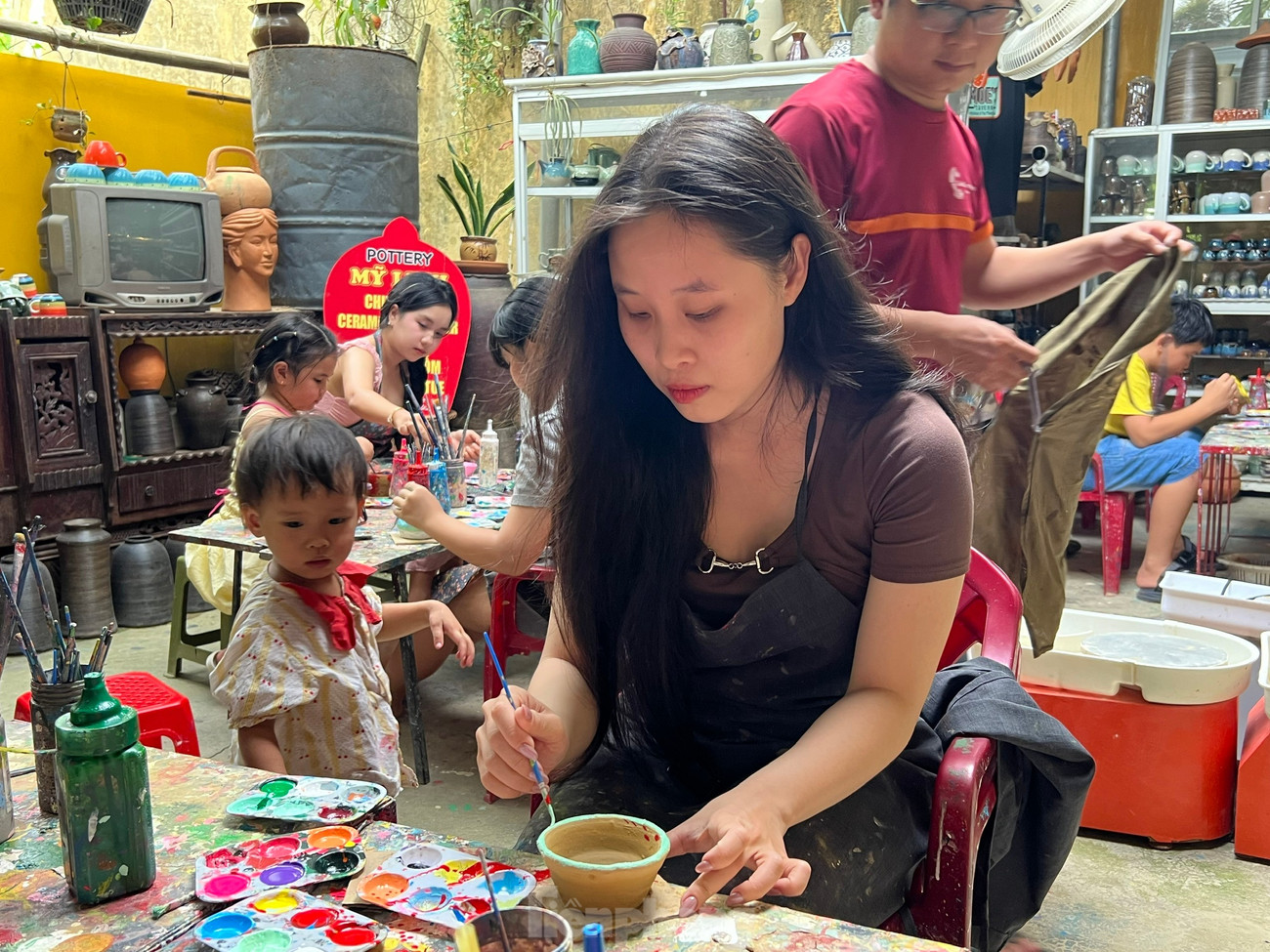 Du khách say mê nơi đất và lửa kể chuyện làng gốm 500 năm- Ảnh 3.