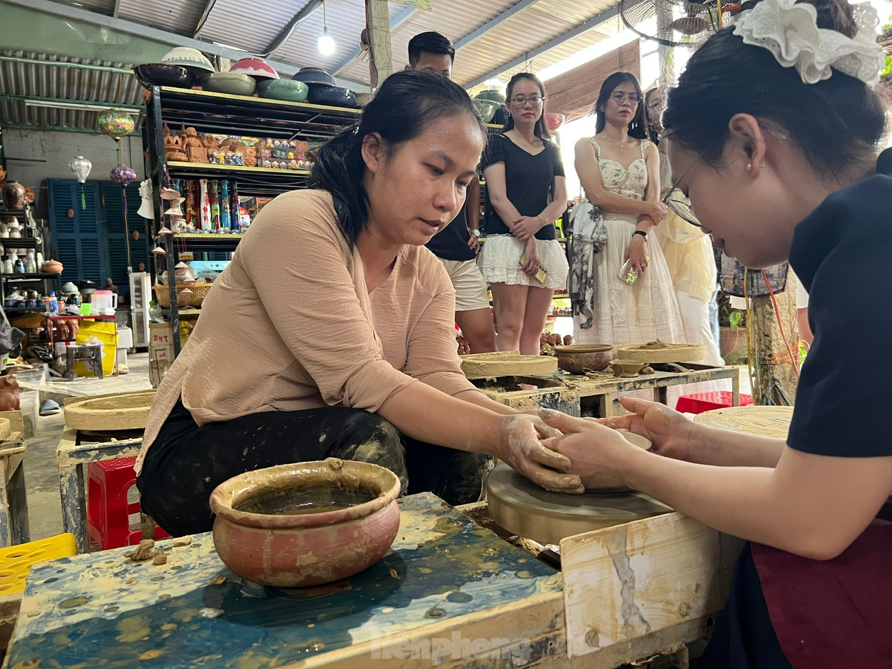 Du khách say mê nơi đất và lửa kể chuyện làng gốm 500 năm- Ảnh 7.