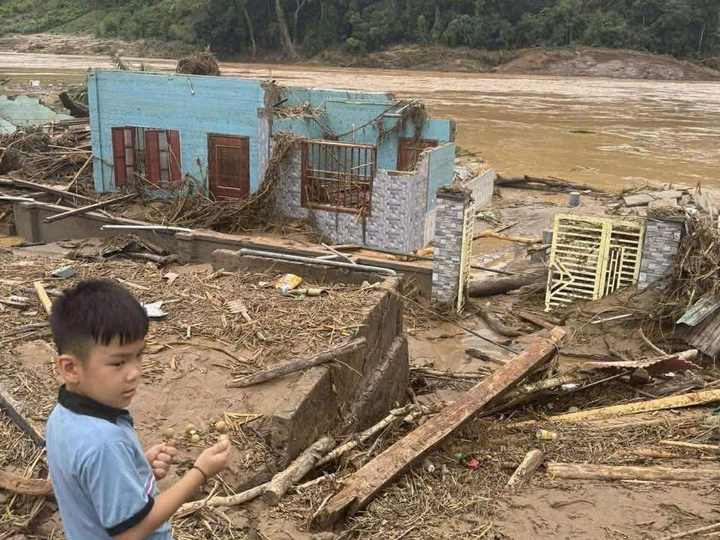Mỹ Lý sau một ngày bị lũ cày nát: Người dân bới bùn tìm lại cuộc sống đã mất- Ảnh 13.