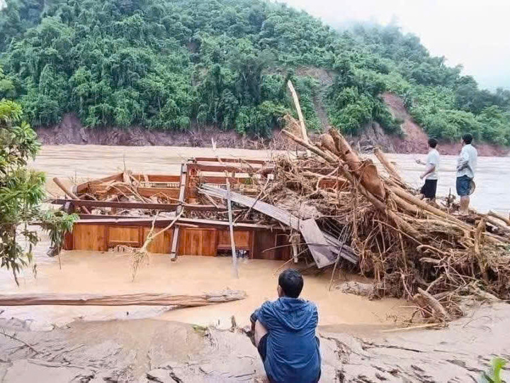 Mỹ Lý sau một ngày bị lũ cày nát: Người dân bới bùn tìm lại cuộc sống đã mất- Ảnh 7.