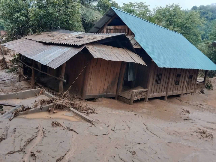 Mỹ Lý sau một ngày bị lũ cày nát: Người dân bới bùn tìm lại cuộc sống đã mất- Ảnh 5.