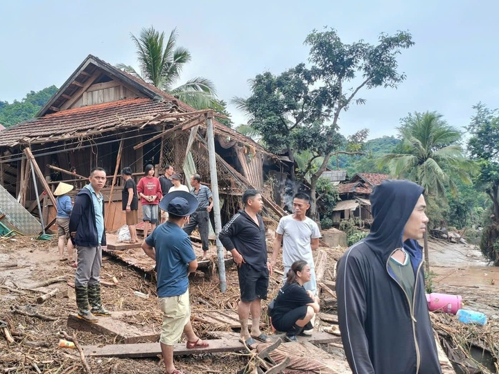 Mỹ Lý sau một ngày bị lũ cày nát: Người dân bới bùn tìm lại cuộc sống đã mất- Ảnh 12.
