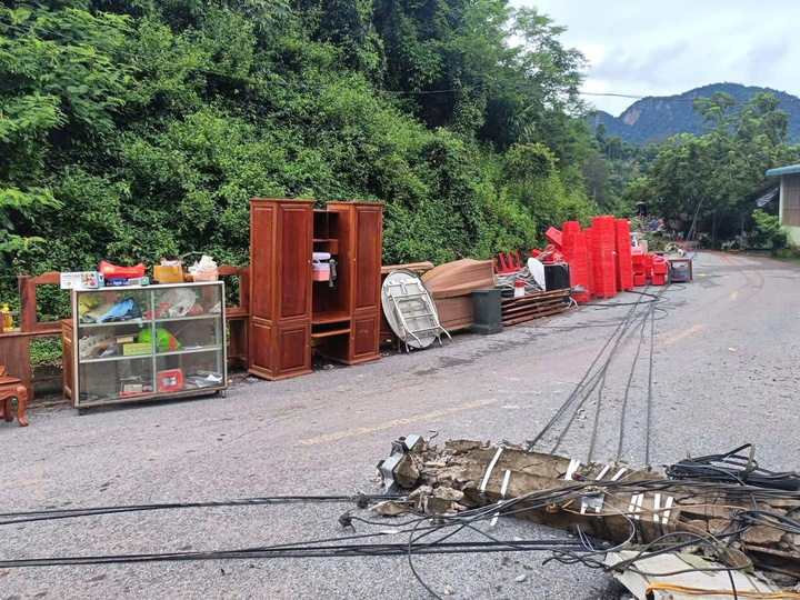 Mỹ Lý sau một ngày bị lũ cày nát: Người dân bới bùn tìm lại cuộc sống đã mất- Ảnh 8.