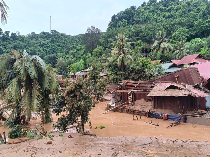 Mỹ Lý sau một ngày bị lũ cày nát: Người dân bới bùn tìm lại cuộc sống đã mất- Ảnh 15.
