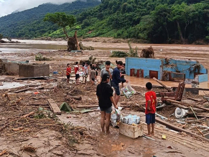 Mỹ Lý sau một ngày bị lũ cày nát: Người dân bới bùn tìm lại cuộc sống đã mất- Ảnh 11.