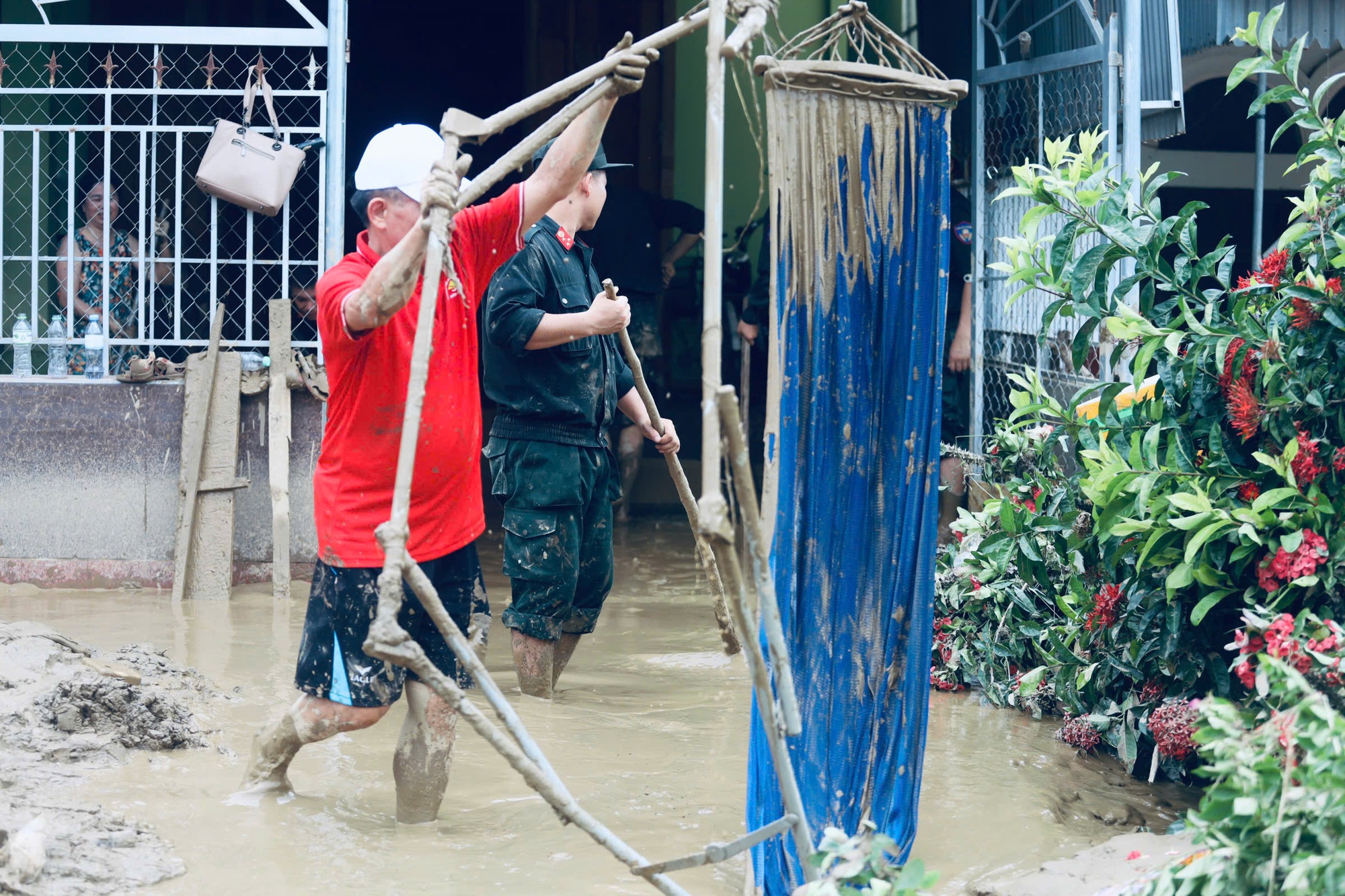 Nghệ An: Nhiều thôn bản bị cô lập, mất kết nối liên lạc- Ảnh 11.