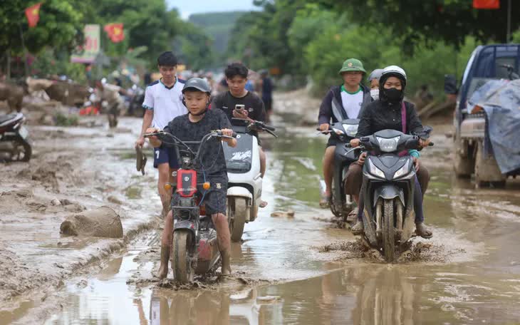 Nhiều thôn bản tại các xã bị cô lập. 