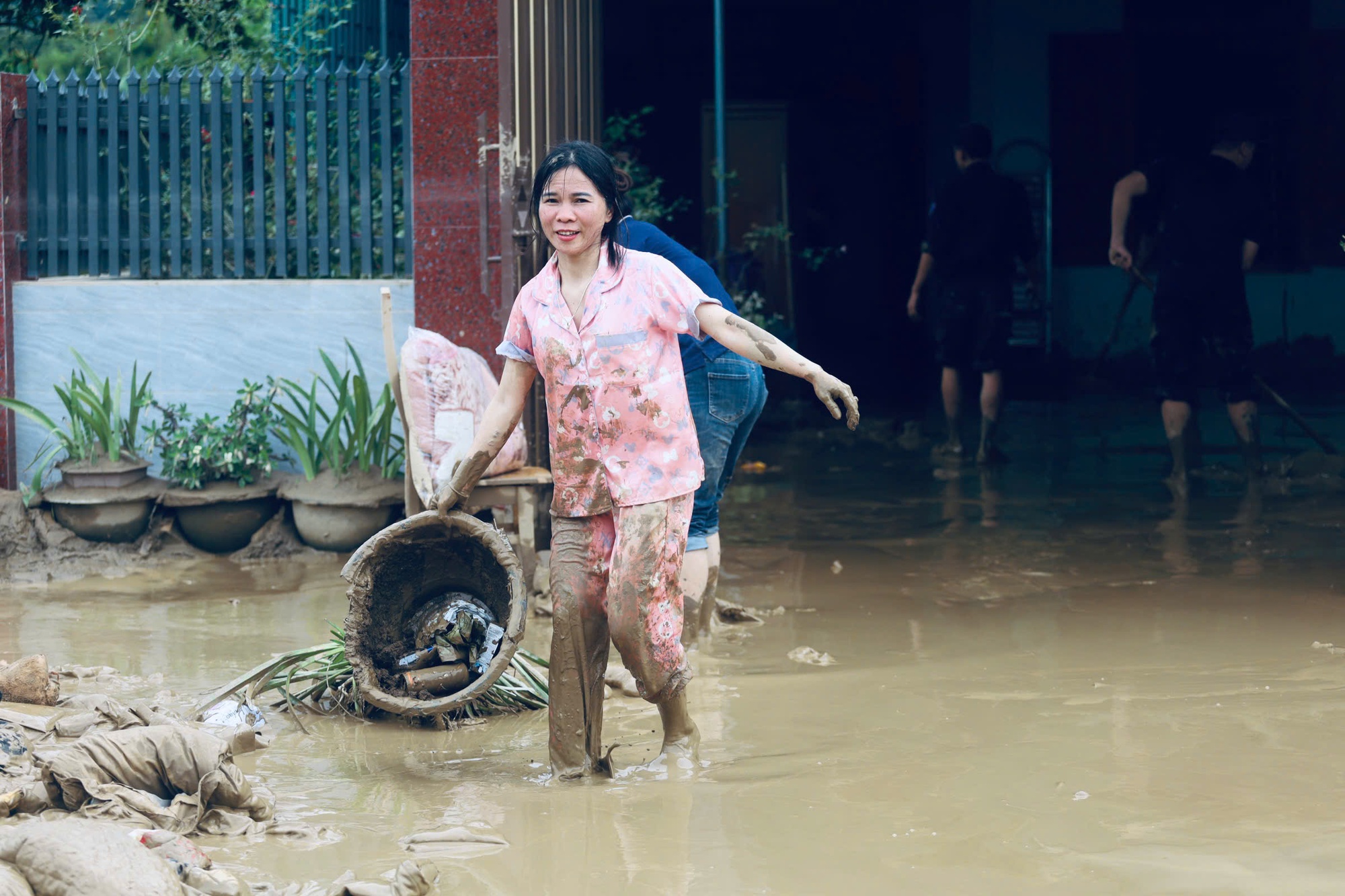 Nghệ An: Nhiều thôn bản bị cô lập, mất kết nối liên lạc- Ảnh 10.