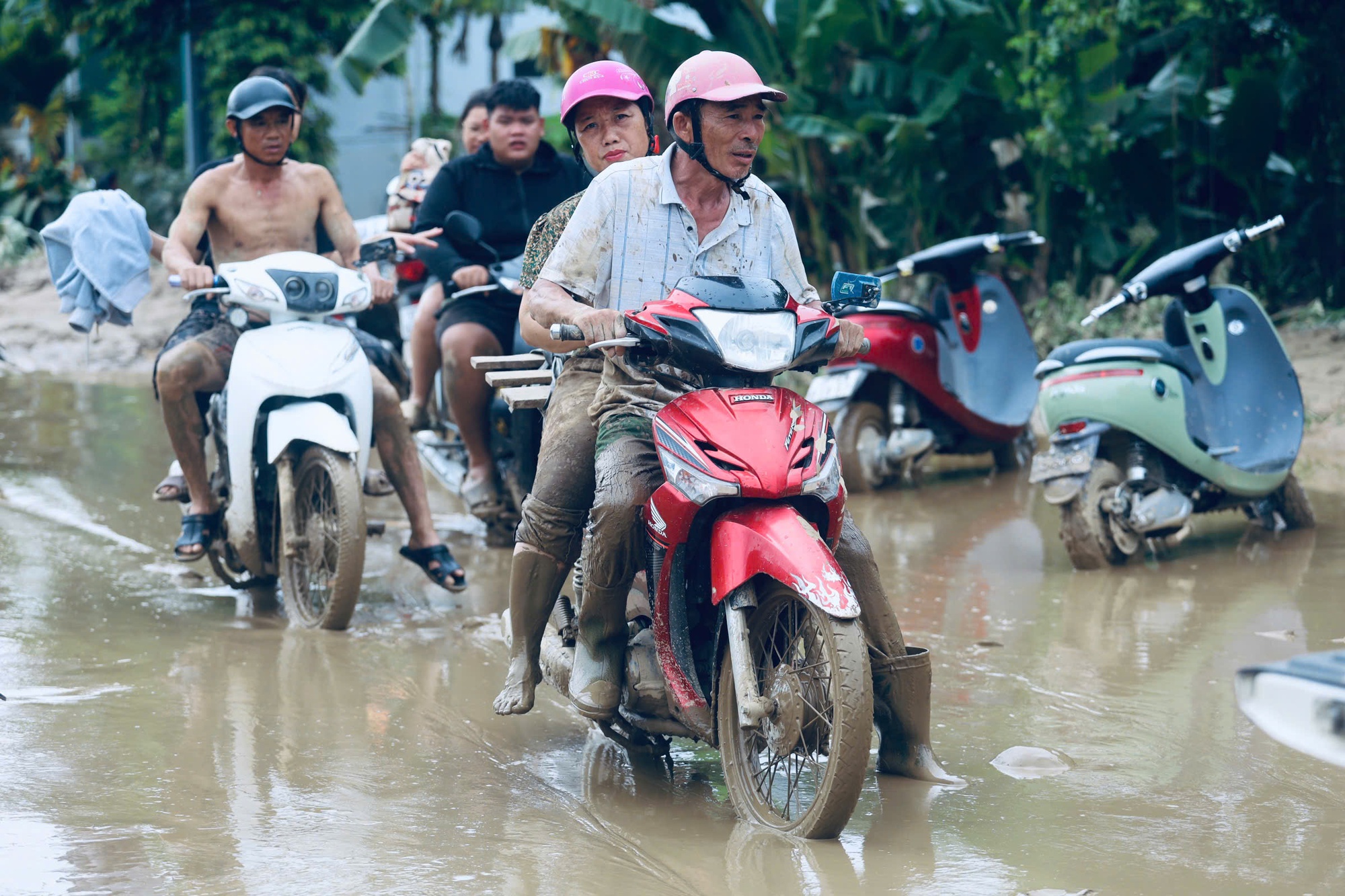 Nghệ An: Nhiều thôn bản bị cô lập, mất kết nối liên lạc- Ảnh 6.