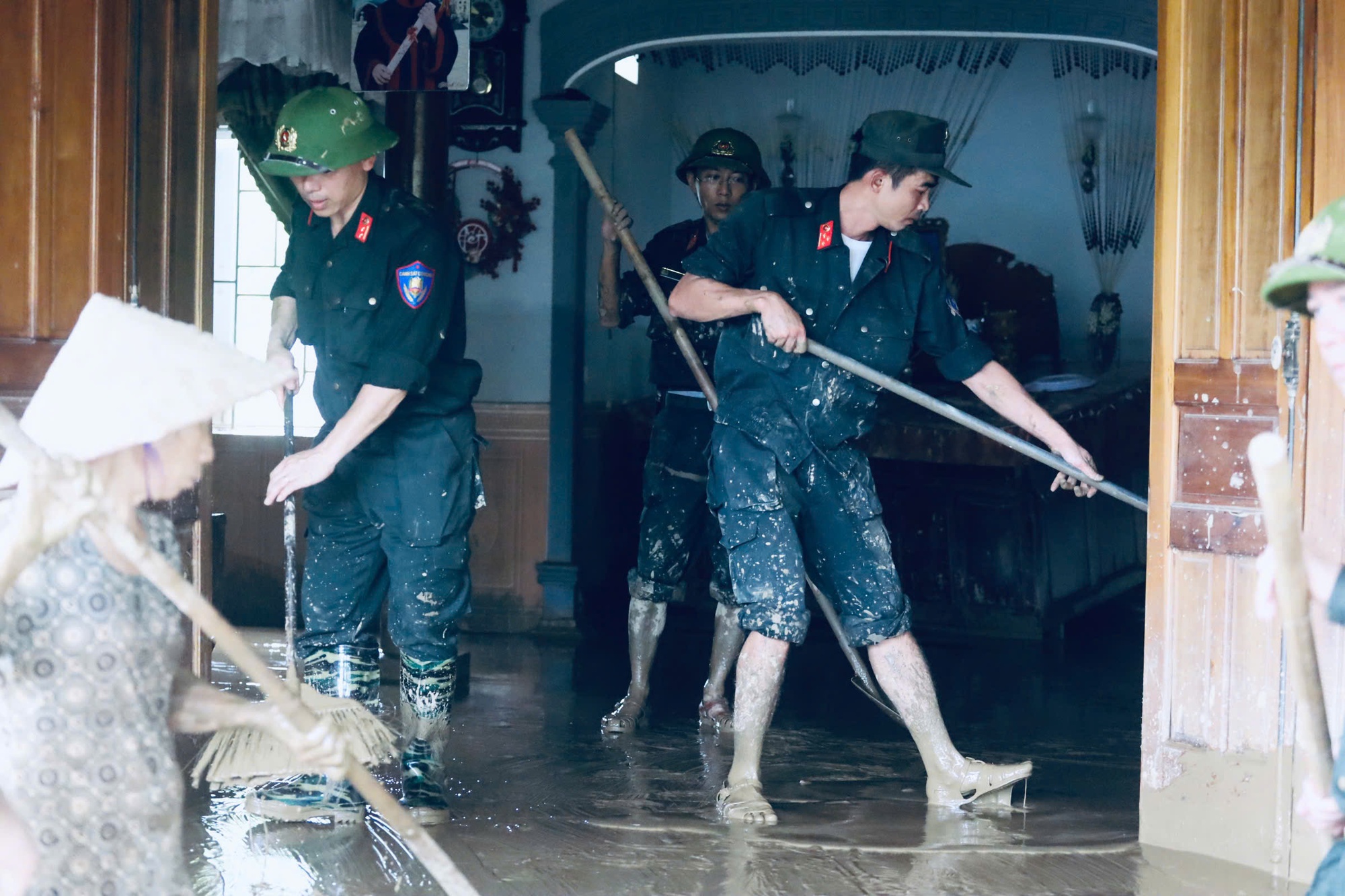 Nghệ An: Nhiều thôn bản bị cô lập, mất kết nối liên lạc- Ảnh 2.