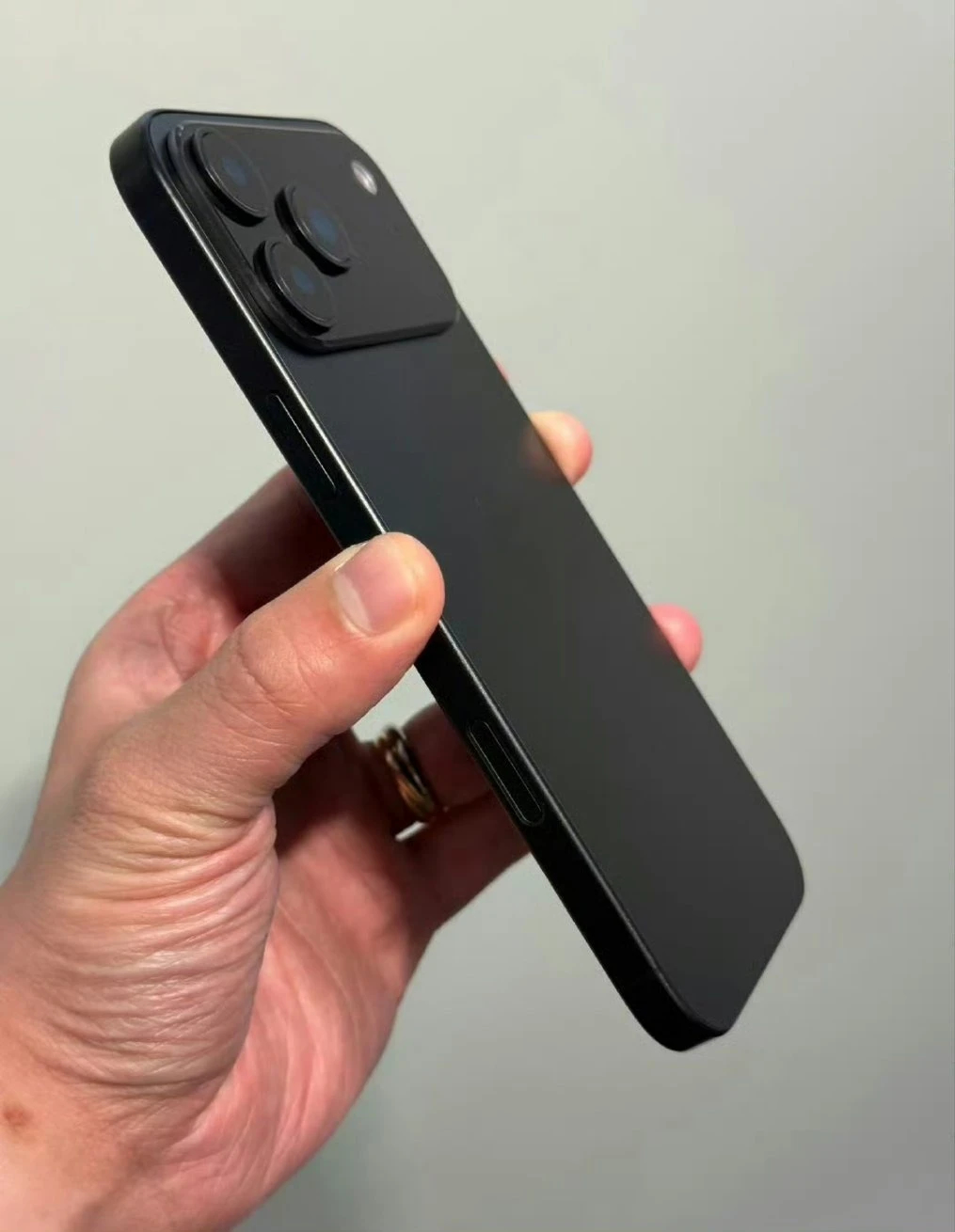 iPhone 17 Pro Max lộ thiết kế mới hoàn toàn, khác xa iPhone 16 Pro Max- Ảnh 2.