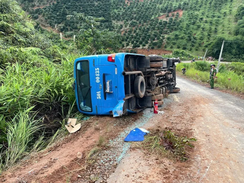 Lật xe khách chở 19 sinh viên đi phát quà từ thiện ở Lâm Đồng- Ảnh 1.