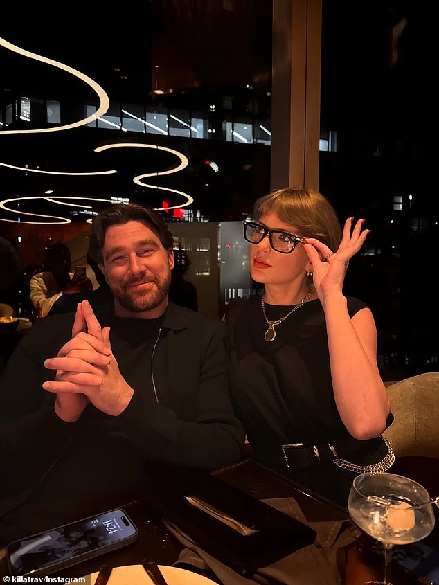 Rộ tin Taylor Swift đã đính hôn cùng cầu thủ Travis Kelce, tất cả đến từ ảnh hình nền điện thoại?- Ảnh 2.
