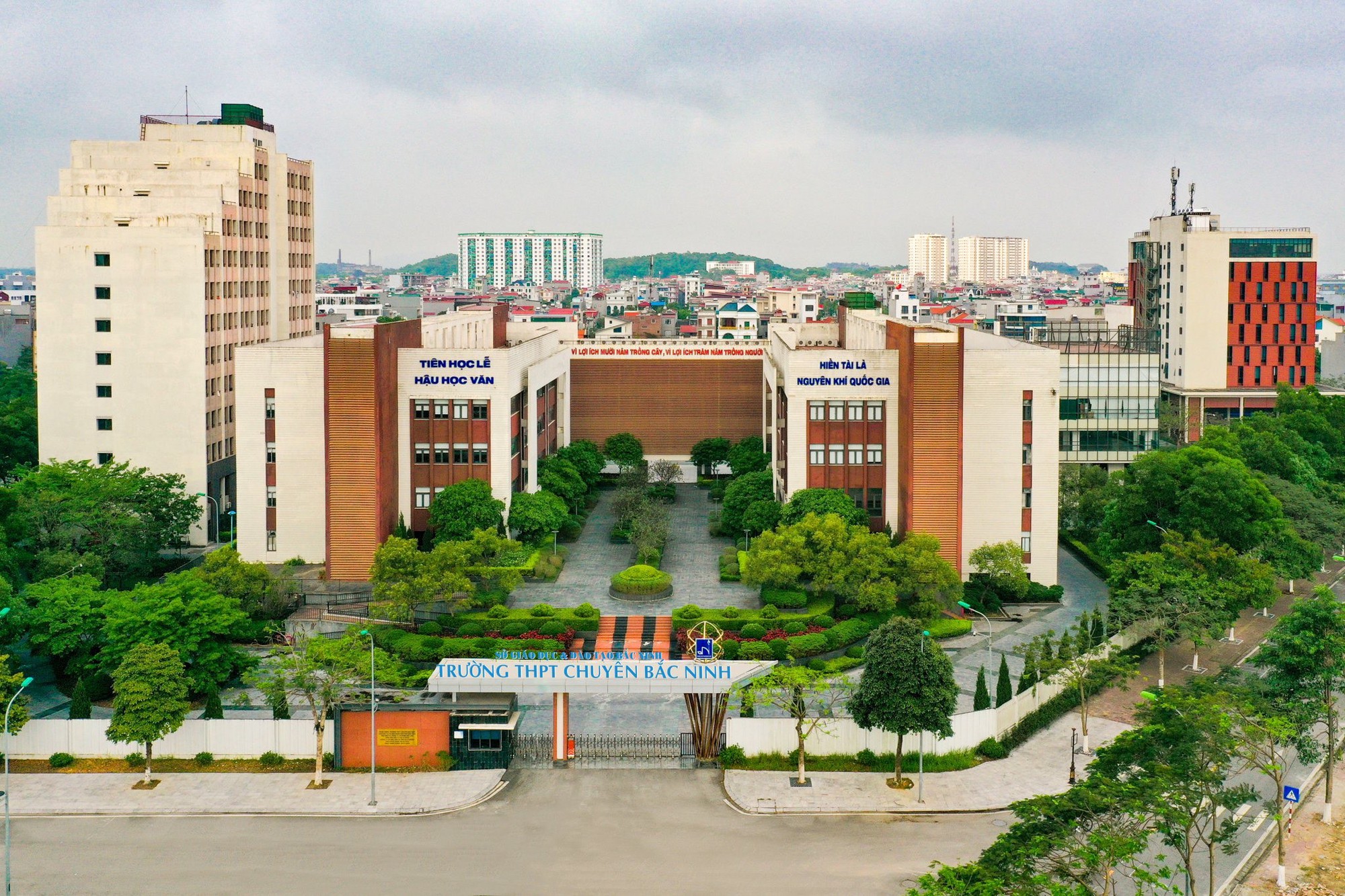 Ngôi trường "đỉnh" nhất lúc này: 3 năm liền có học sinh đạt HCV Olympic Quốc tế, gần như năm nào cũng có Thủ khoa, Á khoa thi ĐH- Ảnh 3. Ngôi trường "đỉnh" nhất lúc này: 3 năm liền có học sinh đạt HCV Olympic Quốc tế, gần như năm nào cũng có Thủ khoa, Á khoa thi ĐH- Ảnh 3.